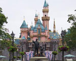 Disneyland />
	<p class=