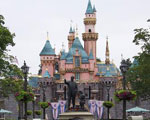 Disneyland />
	<p class=